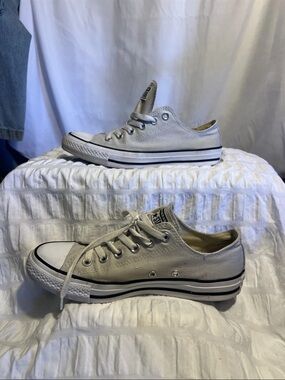 Converse Low Top Sneakers in Ivory and White m6 w8